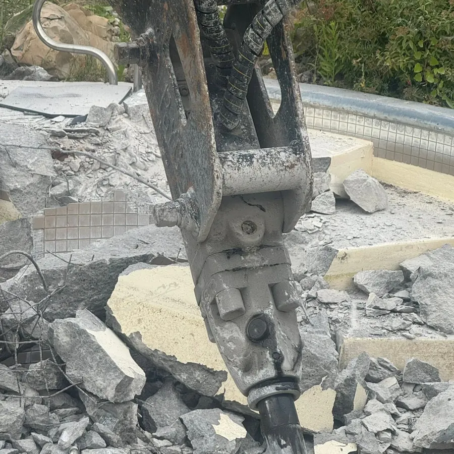 Marteau hydraulique qui démolit une structure de béton