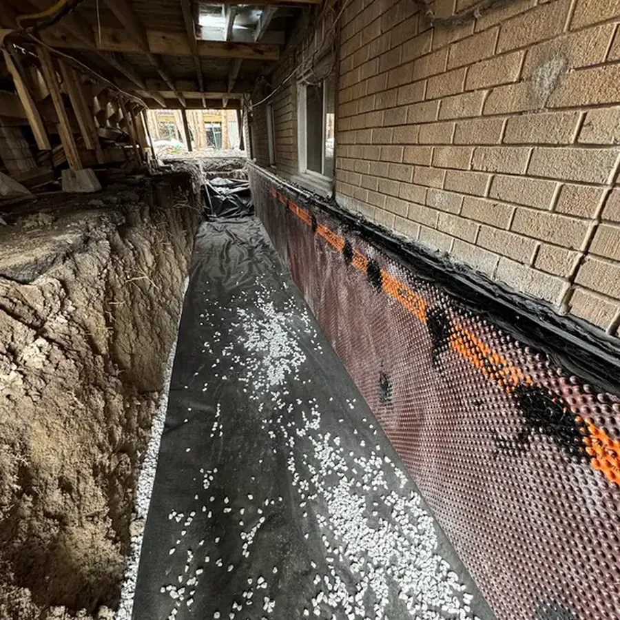 Tranchée étroite le long d’une fondation protégée par une membrane alvéolée