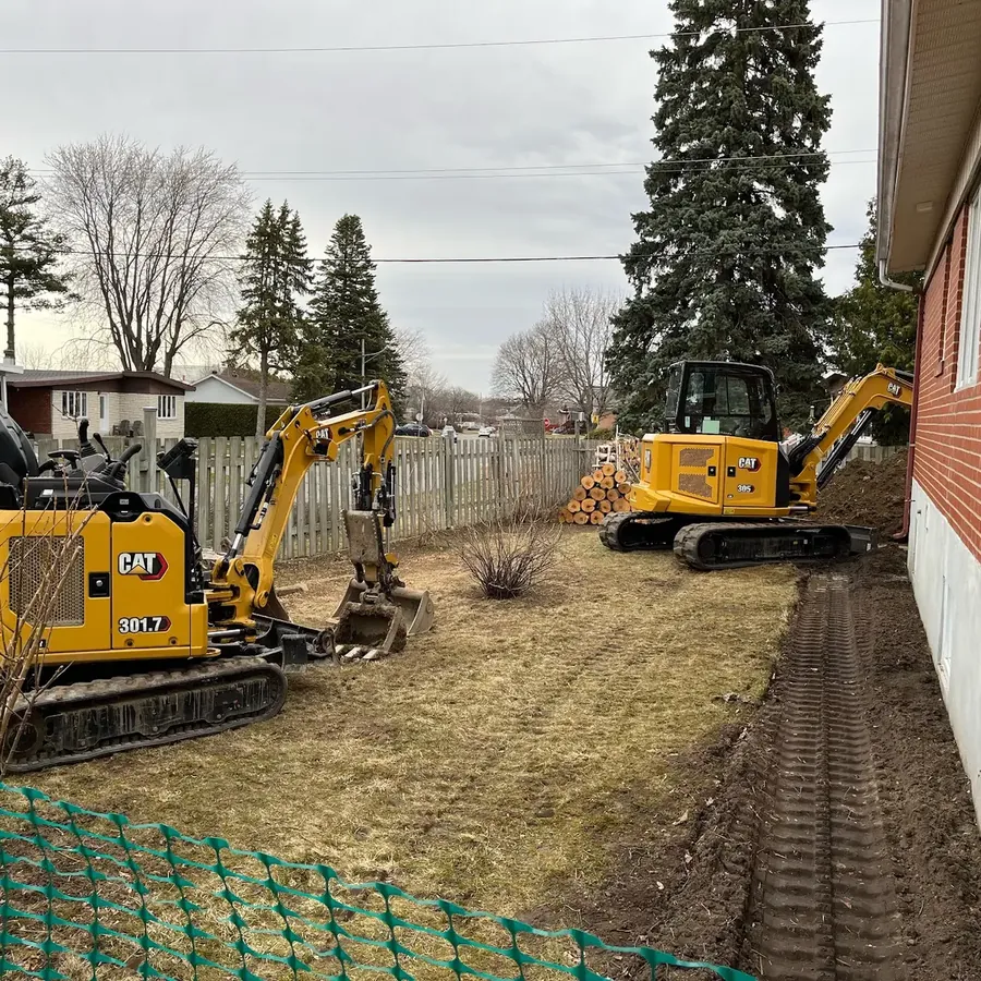 Deux pelles sur un chantier de drain français résidentiel