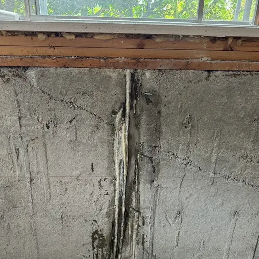 Fissure injectée au polyuréthane dans un mur de fondation
