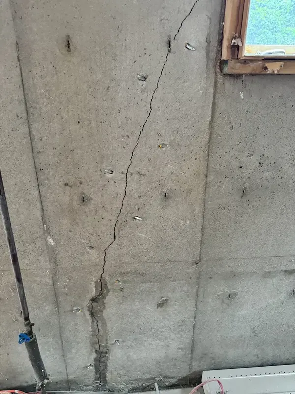 Injecteurs posés le long d’une fissure de fondation