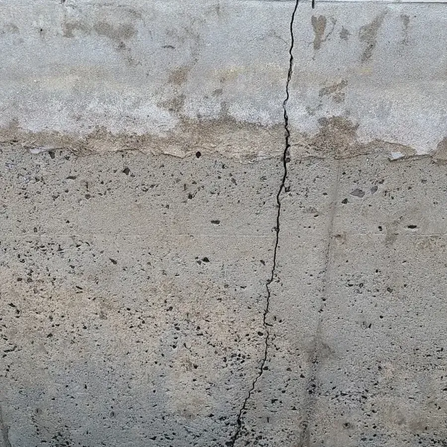 Fissure dans un mur de fondation en béton coulé