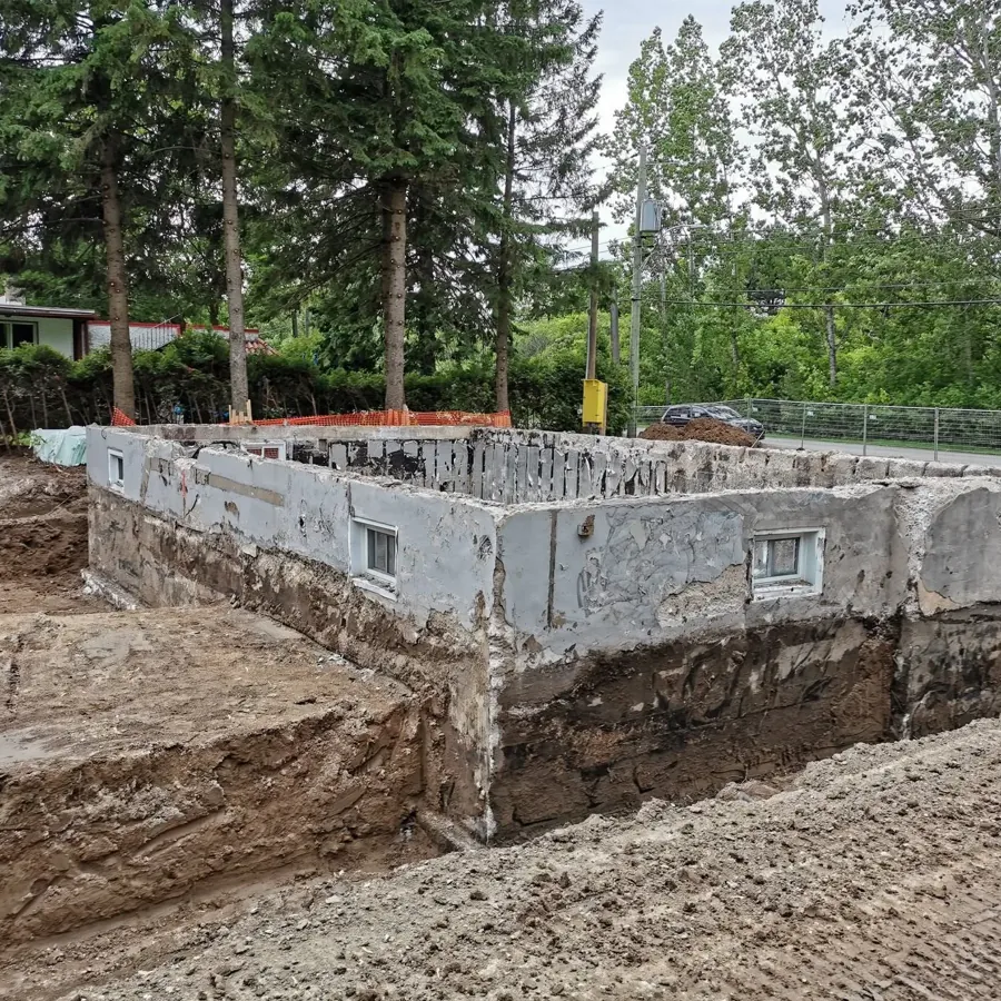 Fondation de béton coulé dégagée sur tout son périmètre