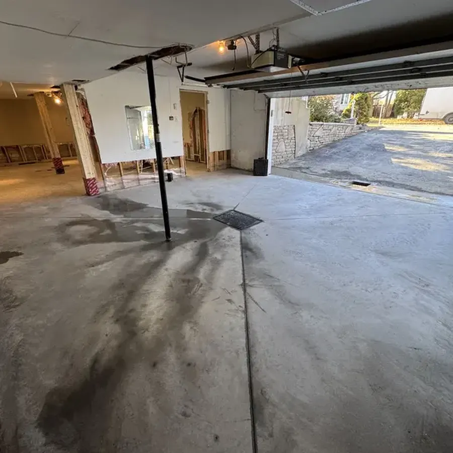 Nouvelle dalle de béton coulée dans un garage