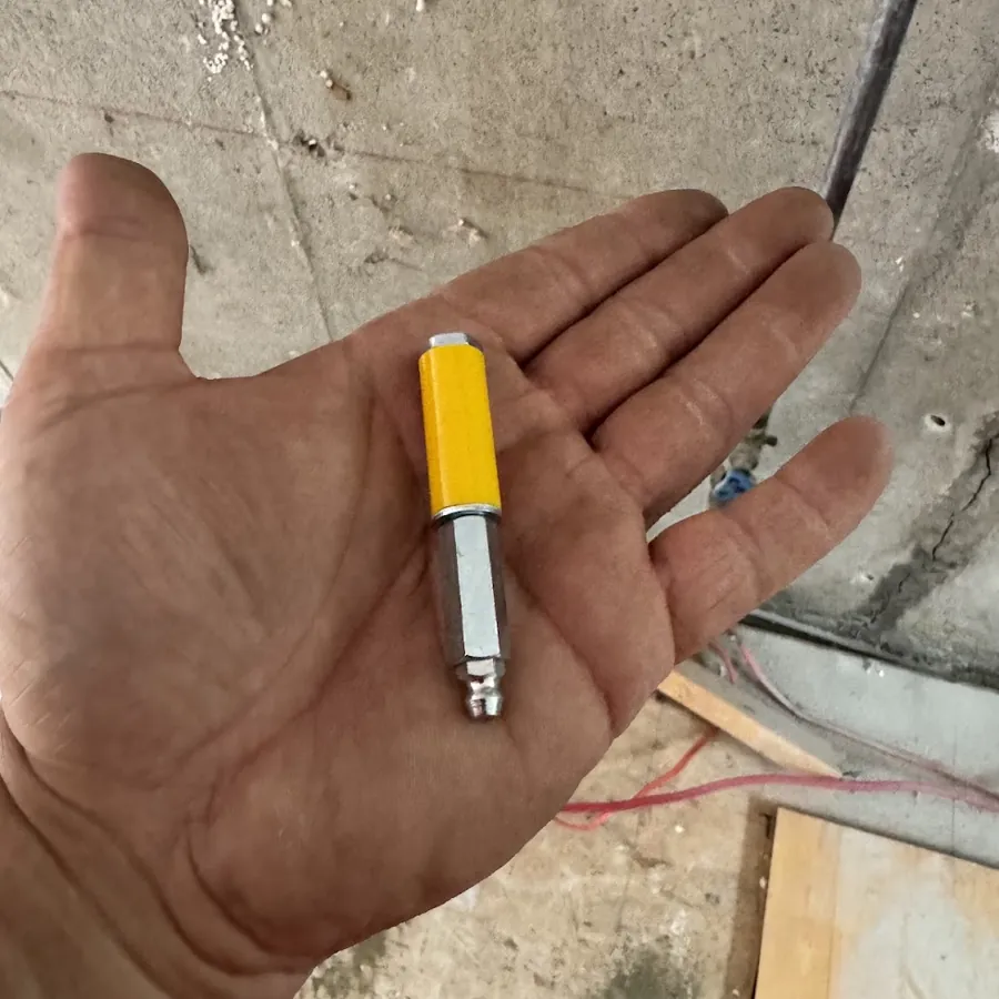 Injecteur à embout graisseur utilisé pour l’injection de fissure