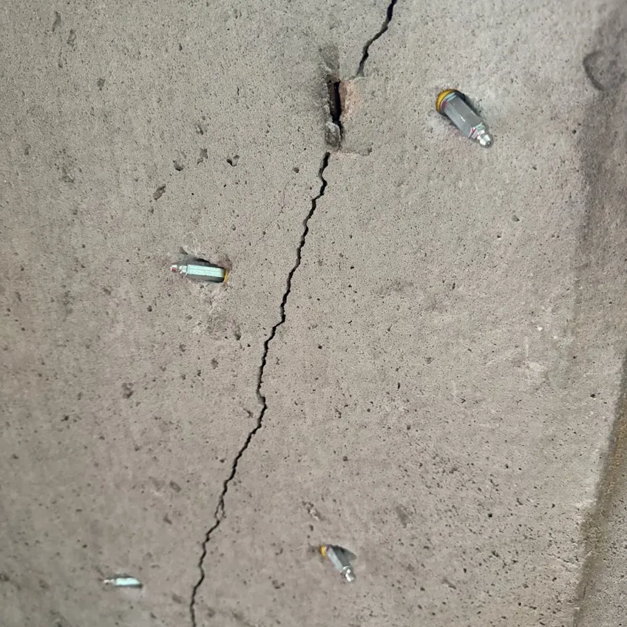 Injecteurs posés de chaque côté d’une fissure
