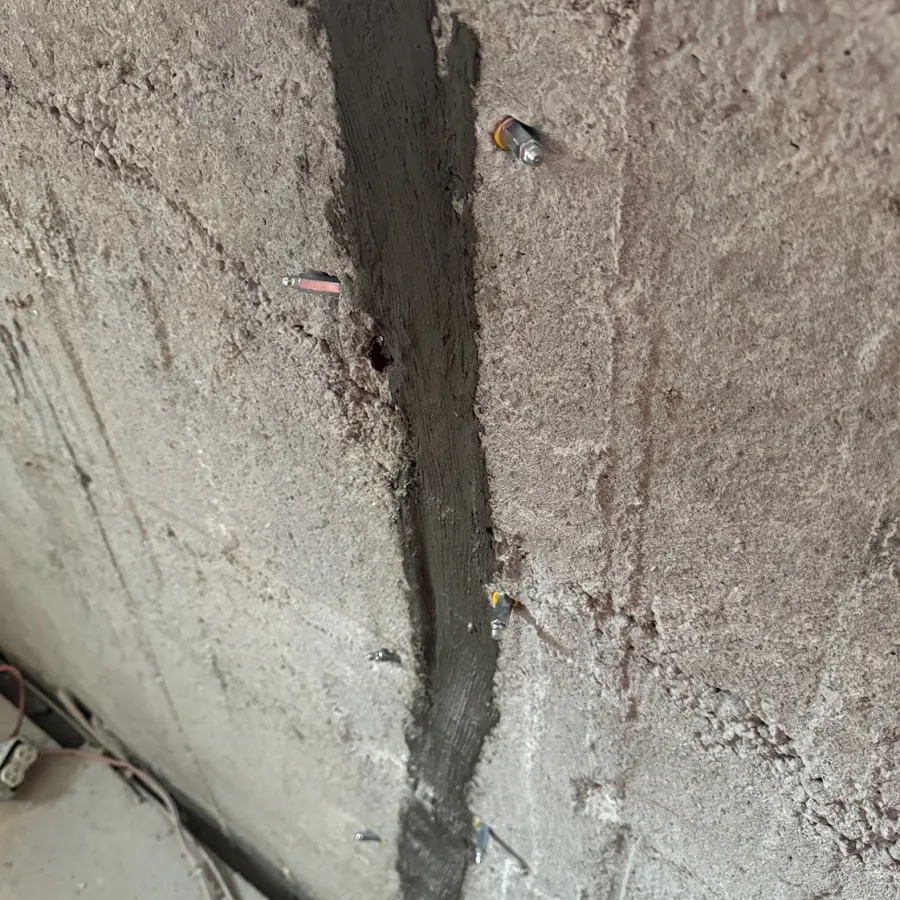 Fissure scellée en surface avant l’injection