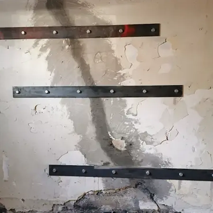 Plaques d’acier boulonnées en travers d’une fissure de fondation