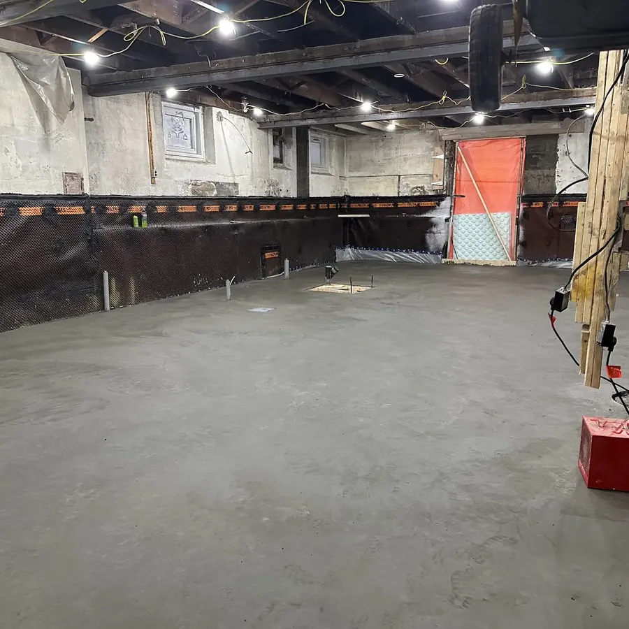 Dalle neuve coulée dans un sous-sol après les travaux
