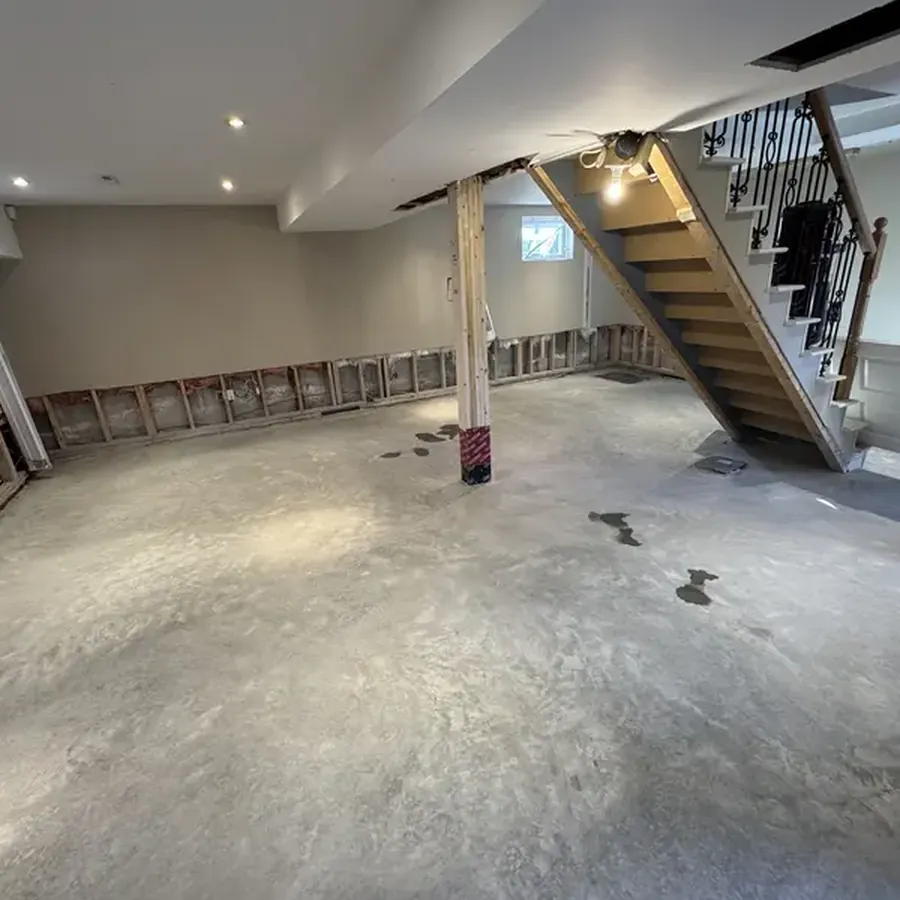 Sous-sol terminé avec une dalle de béton neuve