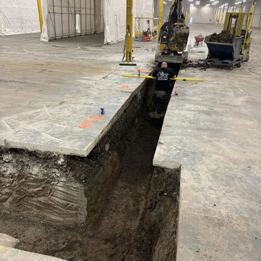 Tranchée dans une dalle de plancher industriel